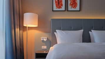 Zimmersafe, Schreibtisch, Verdunkelungsvorhänge, schallisolierte Zimmer