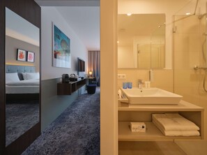 Shower, towels - Dorint Parkhotel Frankfurt - Bad Vilbel (Bad Vilbel)