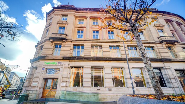 A historic building with a classic architectural style, featuring large windows and a prominent entrance. - Belvilla Newport City Centre Hotel - Lifestyle (Newport)