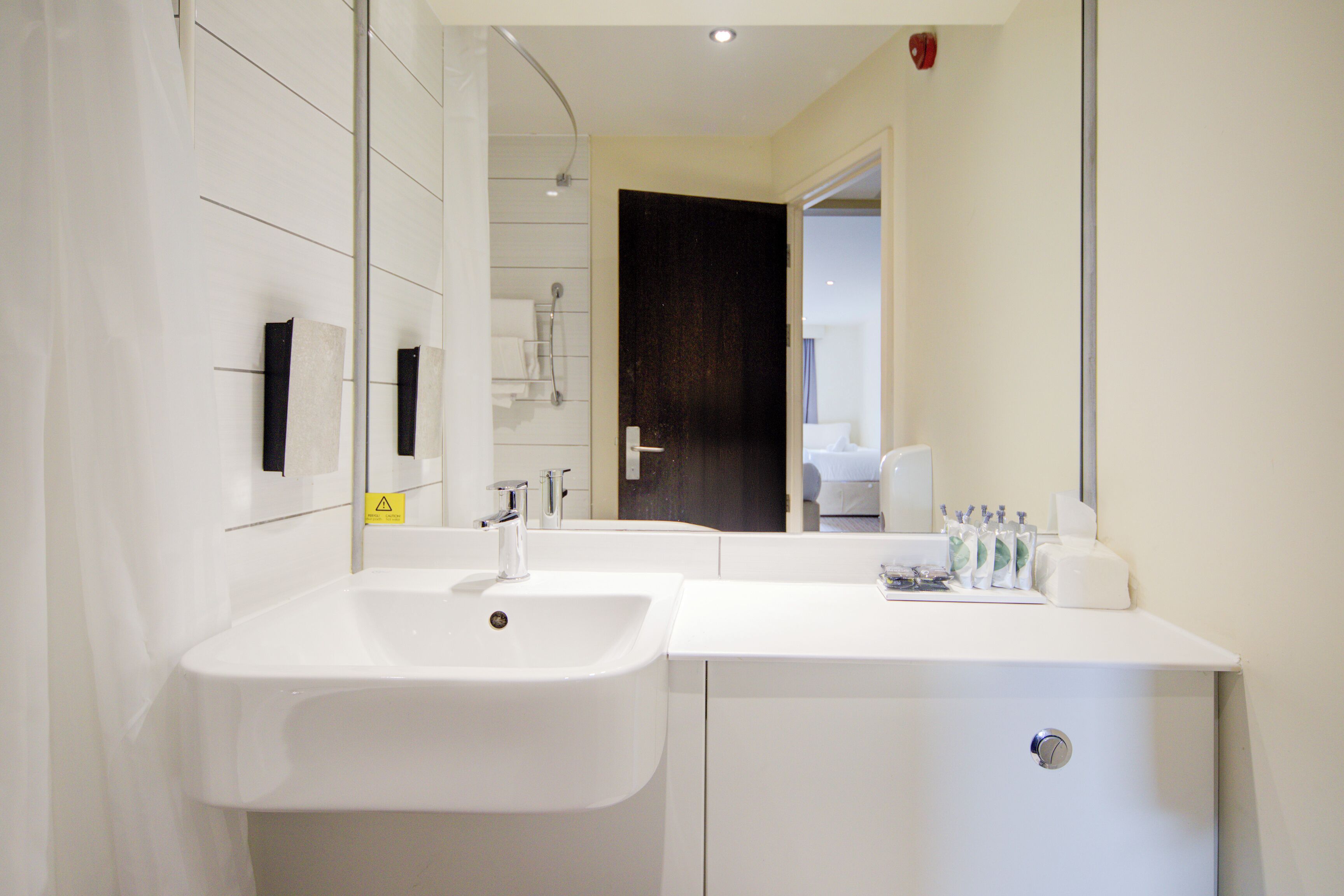 Chambre Quadruple Familiale, plusieurs lits | Salle de bain