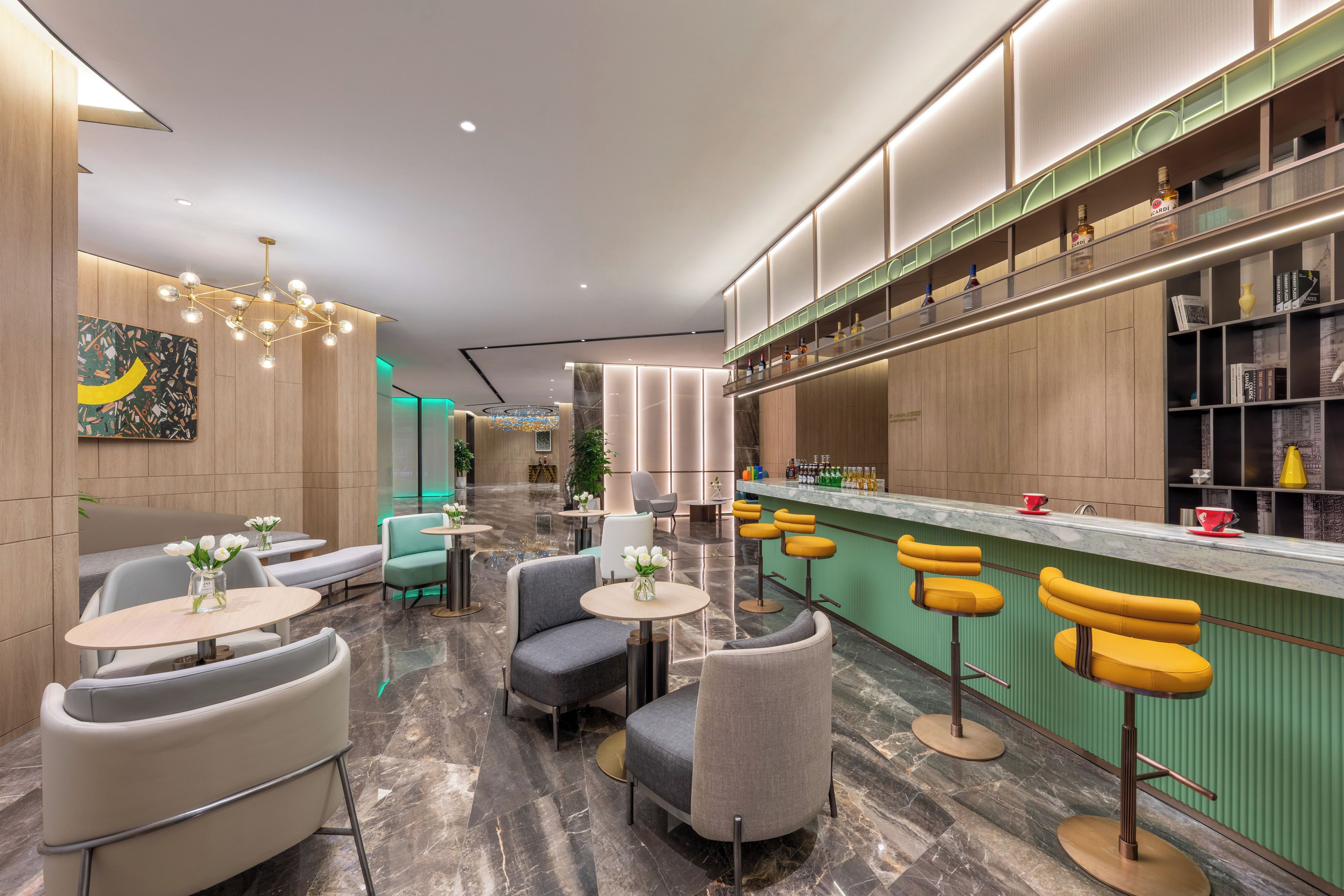 Un área de bar moderna con asientos y mostrador.