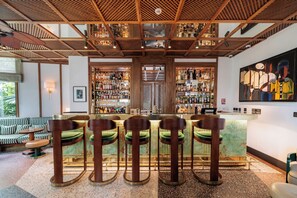 Bar (trong khuôn viên)