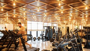 Un gimnasio con cintas de correr, pelotas de ejercicio y máquinas de pesas.
