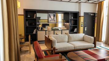 Una sala de estar moderna con un sofá, una mesa de centro y una estantería.