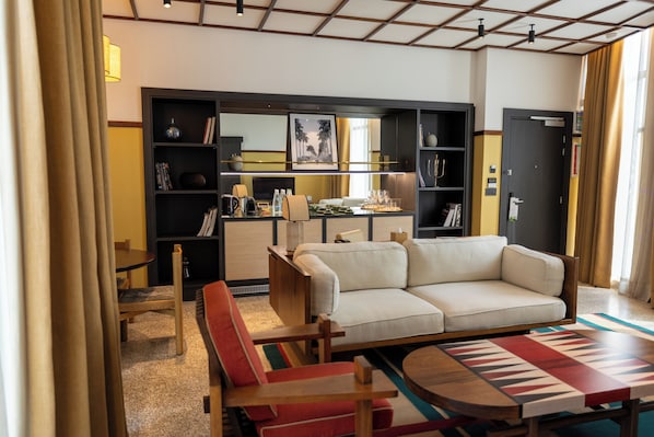 Una sala de estar moderna con un sofá, una mesa de centro y una estantería.
