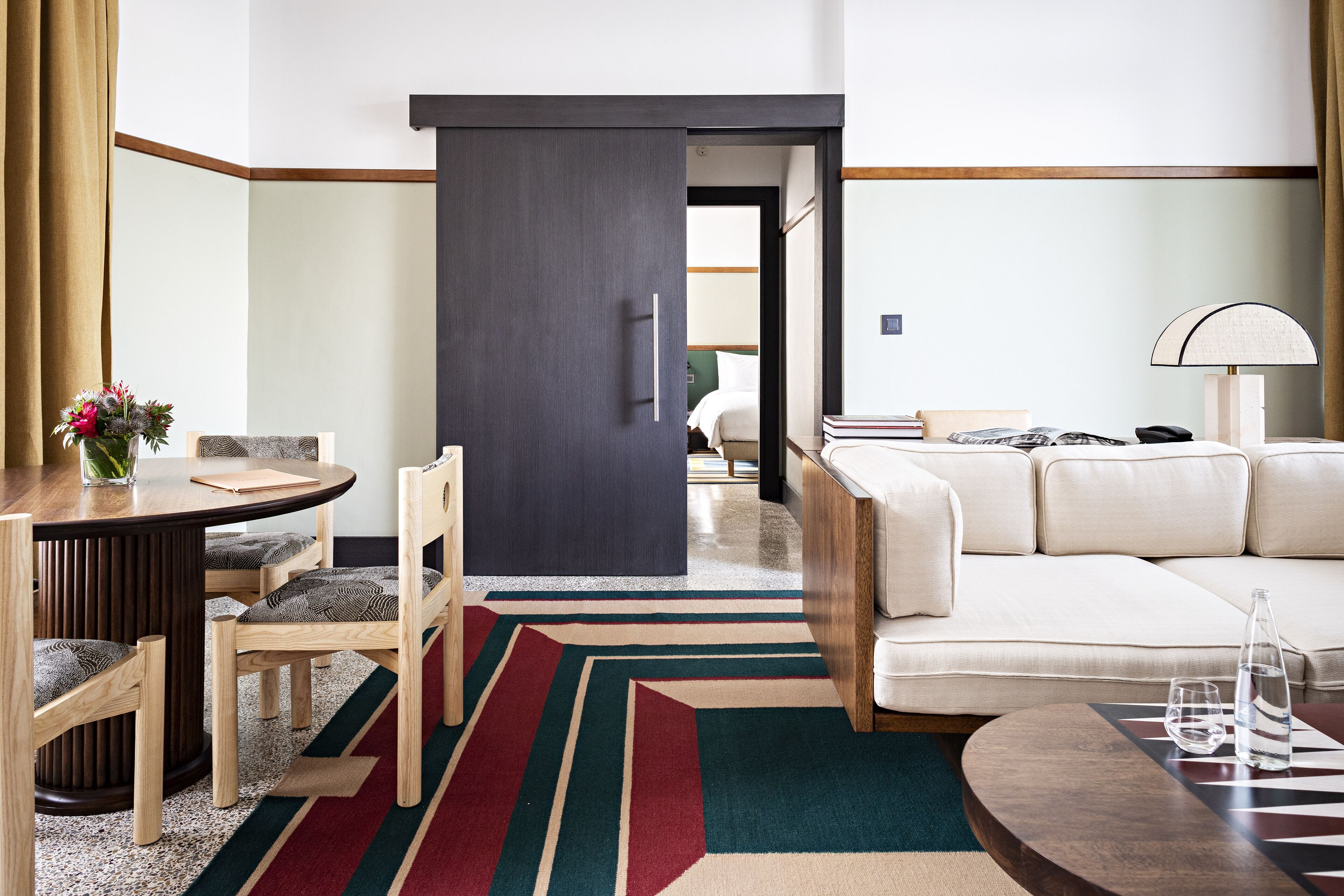 Junior Suite | Ruang tamu | 65 inci sebuah televisyen pintar dengan kabel, TV, filem berbayar