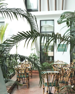 Outdoor dining - La Maison Palmier, a Member of Design Hotels (Abidjan)