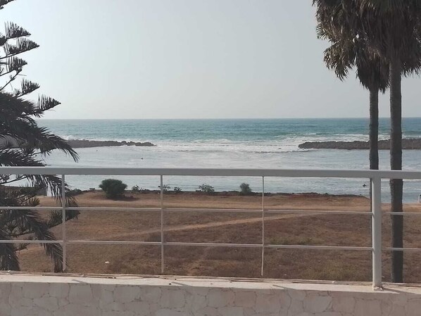 Plage, chaises longues, serviettes de plage
