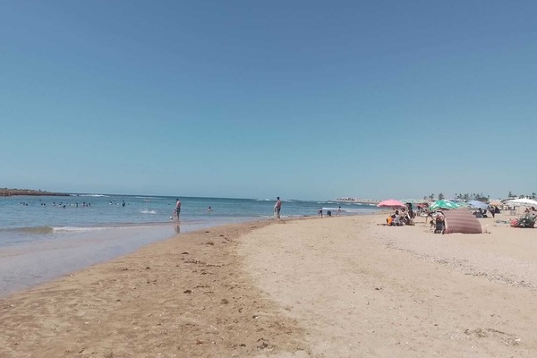 Aan het strand, ligstoelen aan het strand, strandlakens
