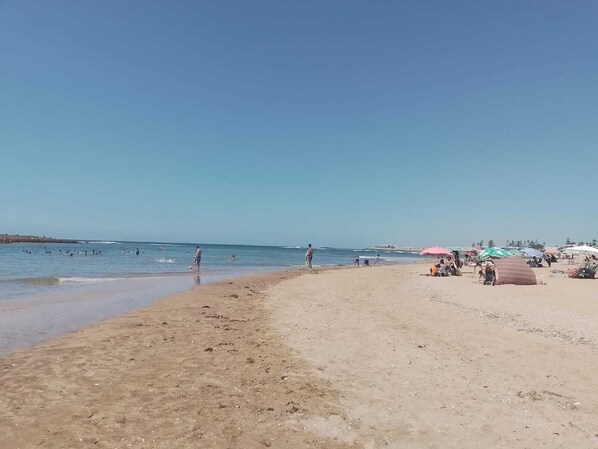 Sulla spiaggia, lettini da mare, teli da spiaggia