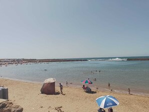 På stranden, solstolar och strandhanddukar