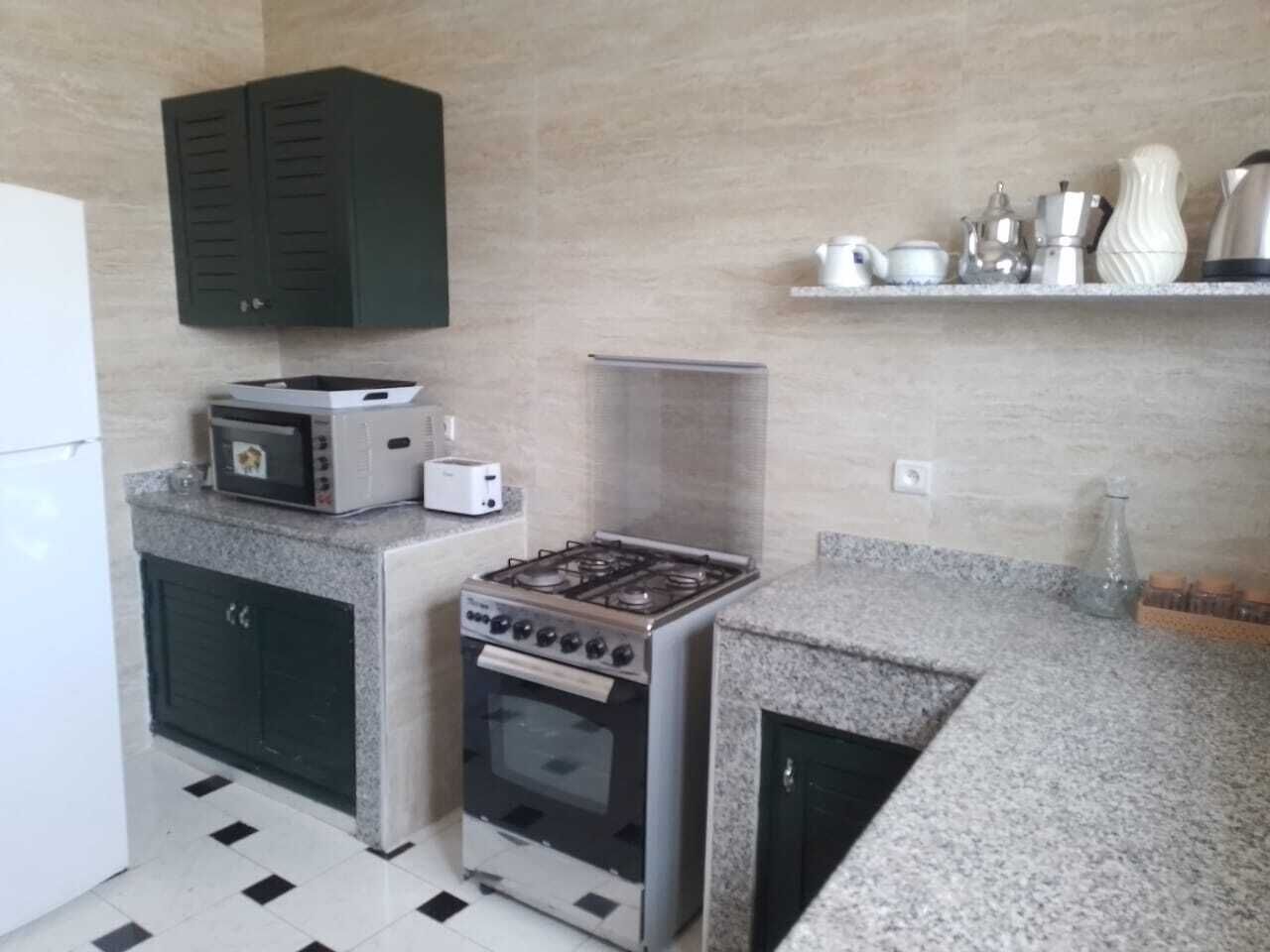 Jääkaappi, mikroaaltouuni, uuni, liesi