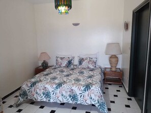 6 室のベッドルーム、セーフティボックス (室内)、アイロン / アイロン台、旅行用ベビーベッド