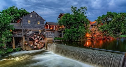 Pigeon Forge Getaway, Hot Tub, Game Room, Wifi, $560 FREE tickets each paid day!