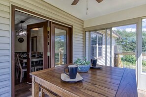 Outdoor dining - Pigeon Forge Getaway, Hot Tub, Game Room, Wifi, $560 FREE tickets each paid day! (Pigeon Forge)