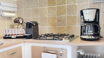 Kühlschrank, Mikrowelle, Herdplatte, Wasserkocher mit Kaffee-/Teezubehör