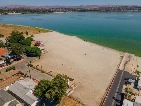 Playa en los alrededores y camastros 