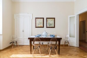 Leilighet – city | Oppholdsområde | En 30-tommers TV med digitale kanaler