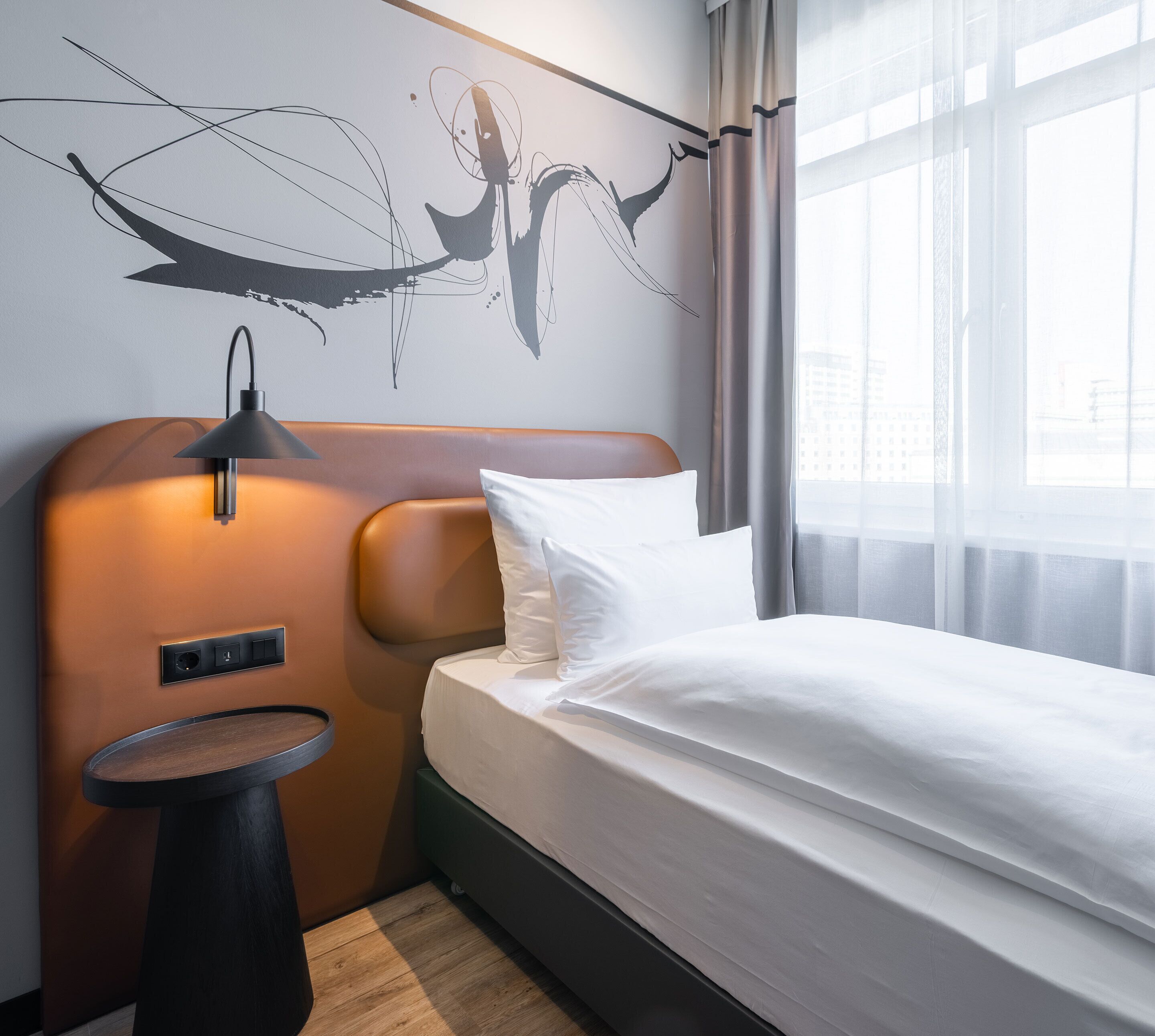 classic single room | minibar, in-room safe, desk, laptop workspace