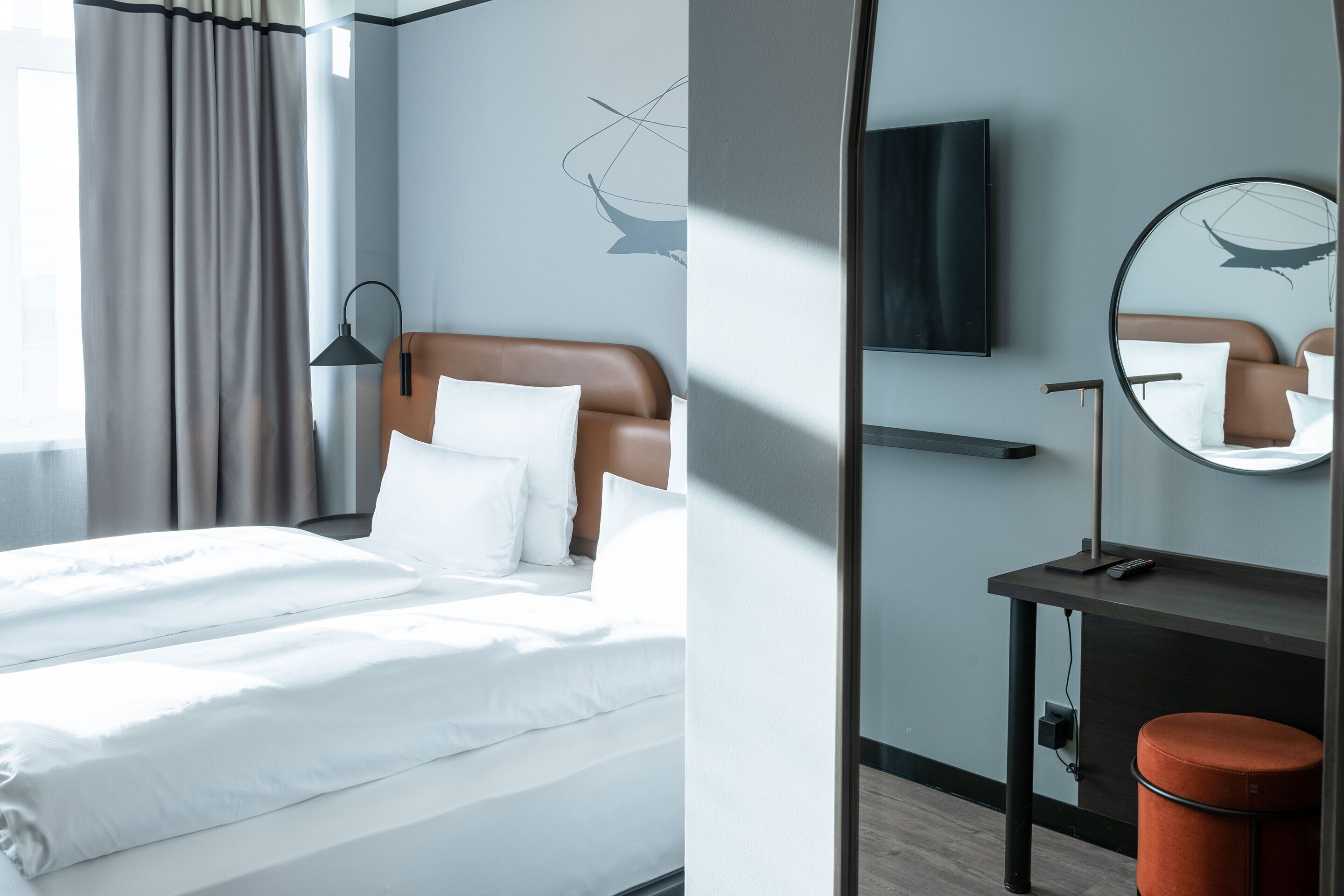 standard double room, 1 queen bed | minibar, in-room safe, desk, laptop workspace