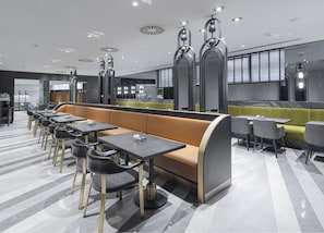 Petit déjeuner buffet (18 EUR par personne)