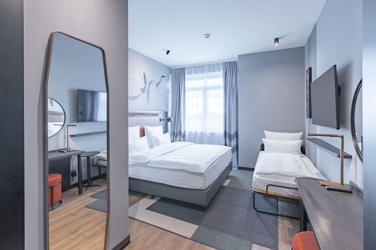 Business driepersoonskamer, meerdere bedden (King) | Een minibar, een kluis op de kamer, een bureau, een laptopwerkplek