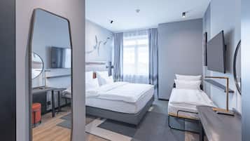 Business Triple Room, Multiple Beds (King) | Minibar, in-room safe, desk, laptop workspace