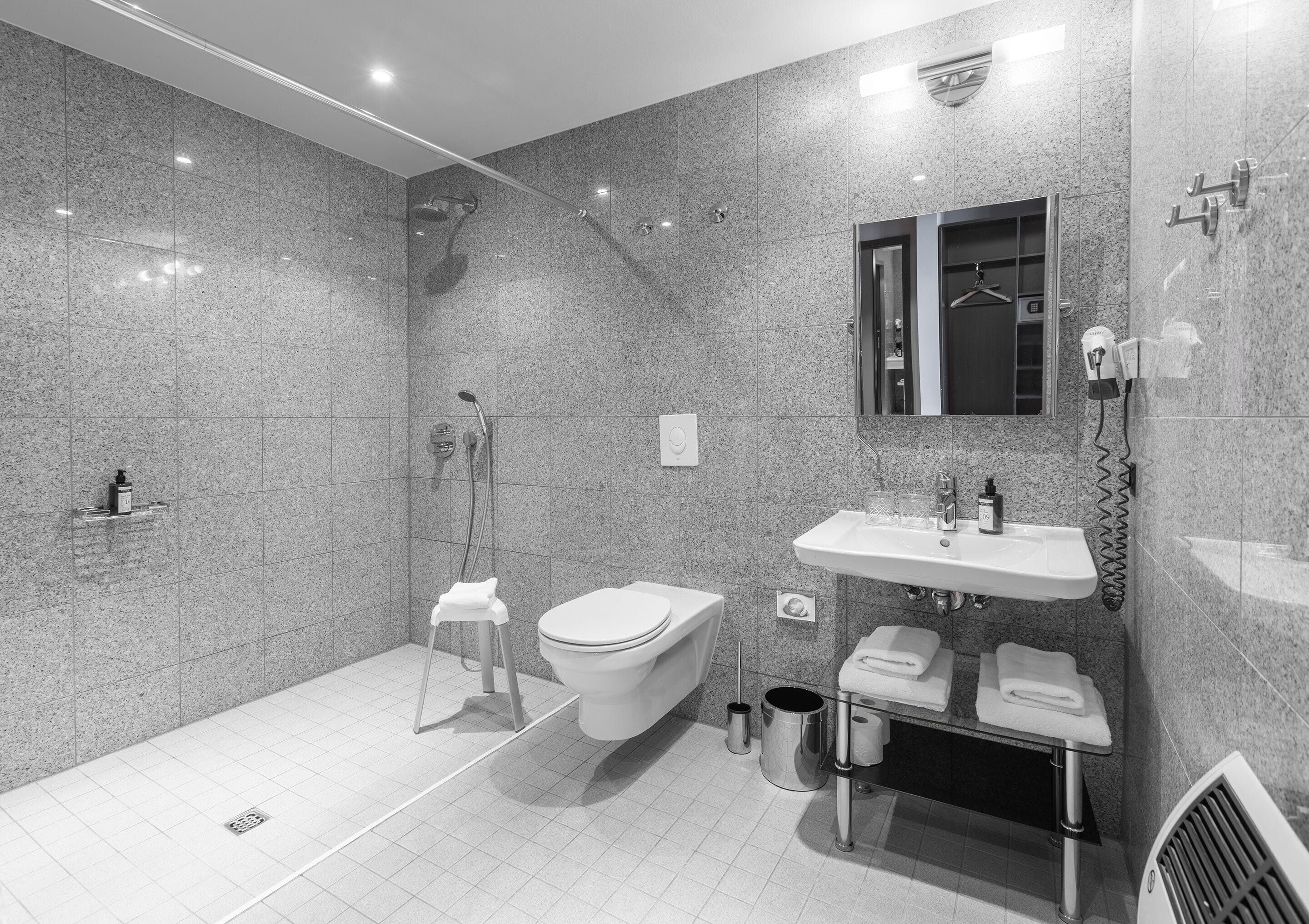 business triple room, multiple beds (king) | bathroom | shower, rainfall showerhead, hair dryer, towels