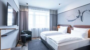 Minibar, brankas, meja kerja, dan ruang kerja ramah laptop