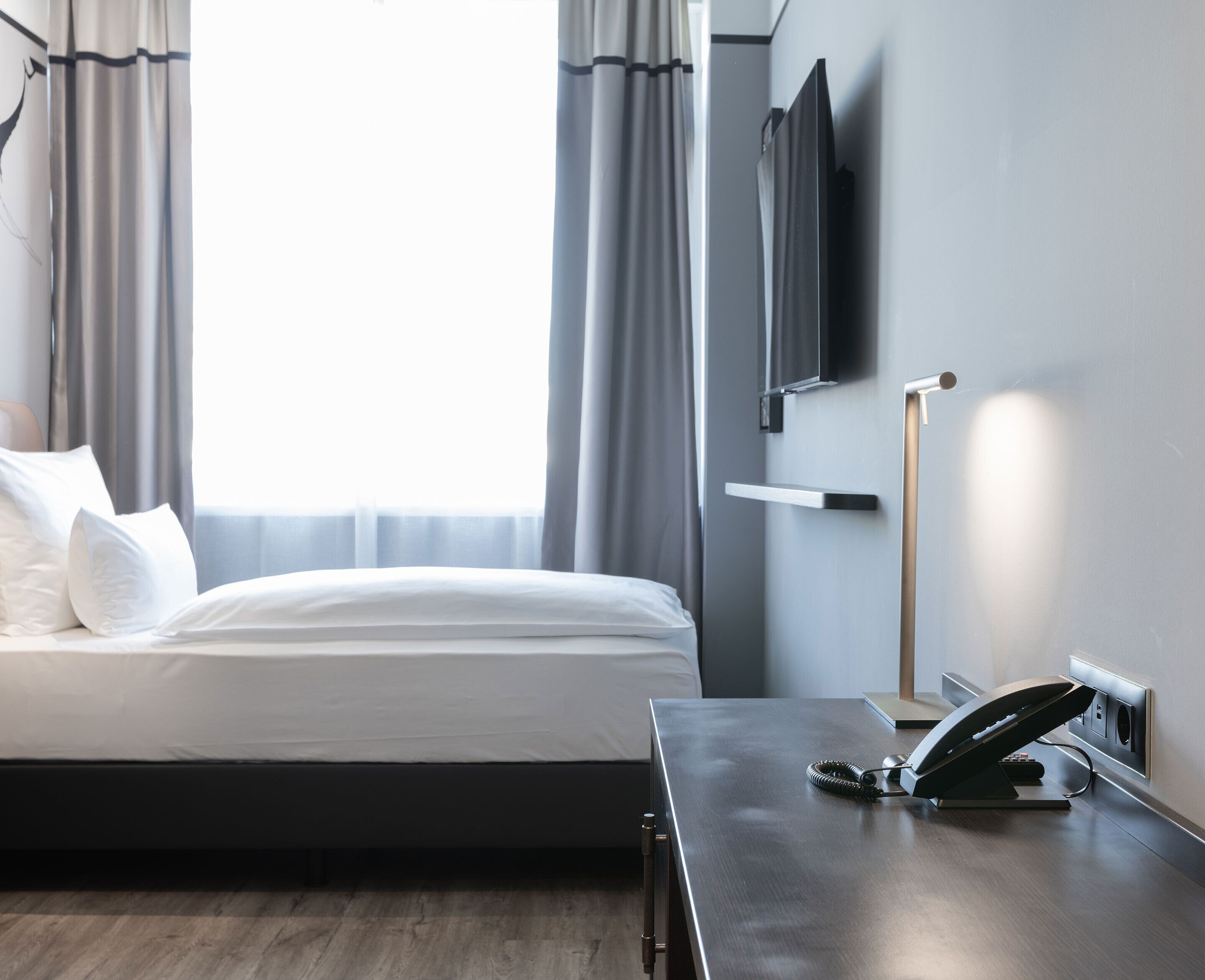 classic single room | minibar, in-room safe, desk, laptop workspace