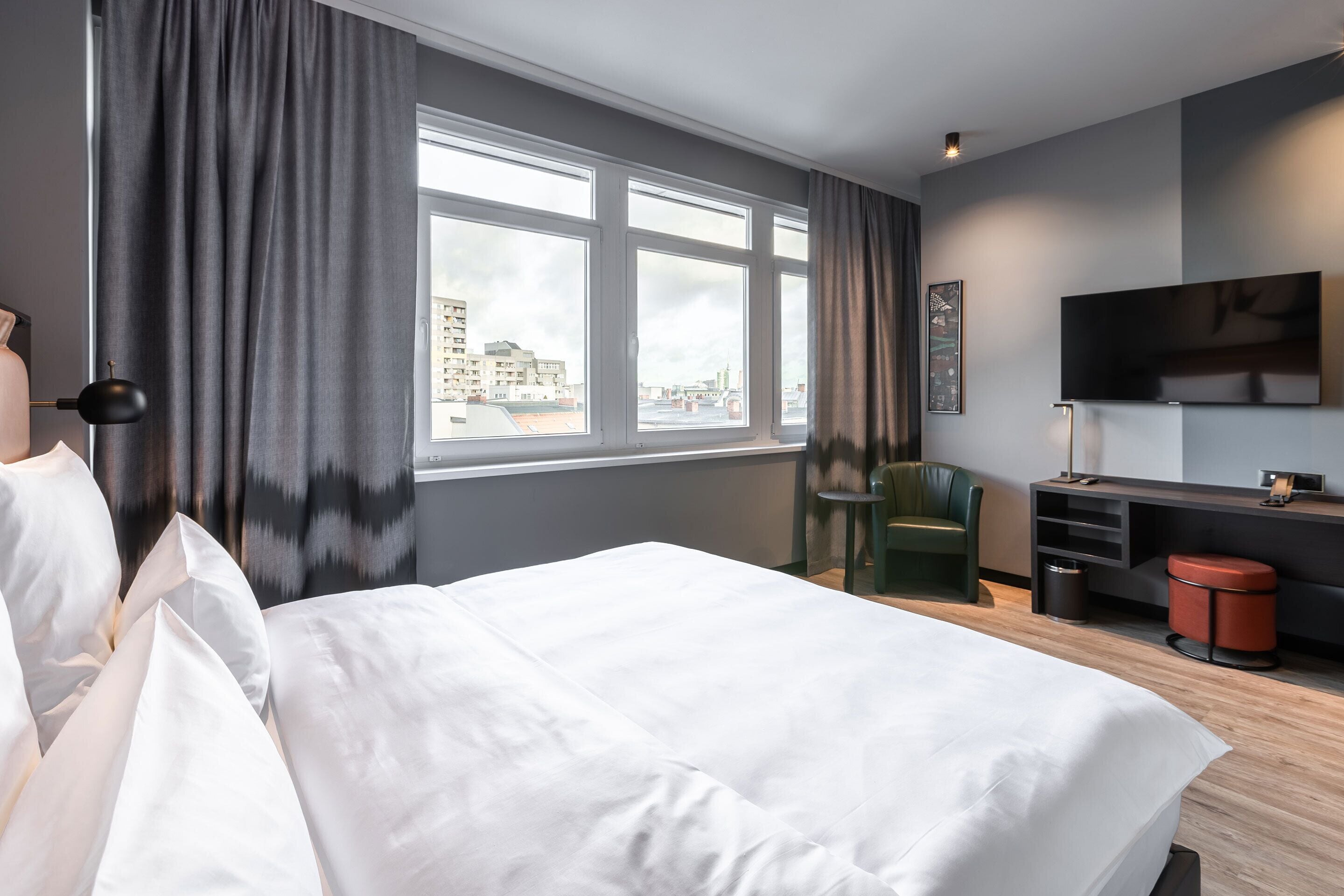 business triple room, multiple beds (king) | minibar, in-room safe, desk, laptop workspace