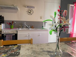 Fridge, microwave, oven, coffee/tea maker
