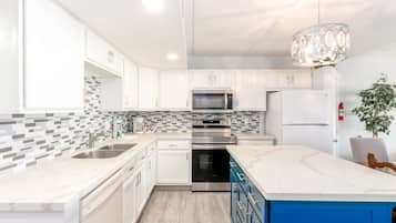 Fridge, microwave, stovetop, dishwasher