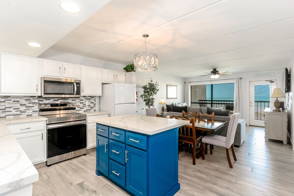 Refrigerador, microondas, parrilla de estufa y lavavajillas 