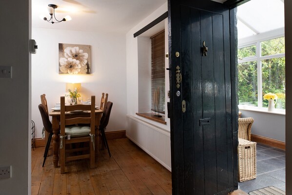 Dining - Bron Elan (Dolwyddelan)