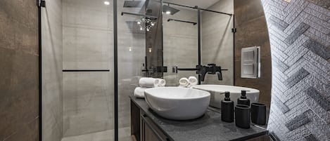 Family Suite | Bathroom | Shower, rainfall showerhead, free toiletries, towels