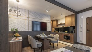 Una cocina moderna con horno empotrado, microondas y una isla grande con asientos.