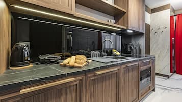 Deluxe Apartment | Private kitchen | Full-sized fridge, microwave, stovetop, cookware/dishes/utensils