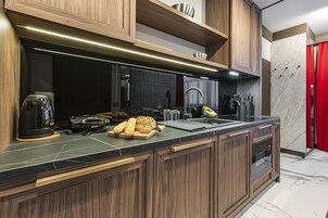 Deluxe Apartment | Private kitchen | Full-size fridge, microwave, stovetop, cookware/dishes/utensils