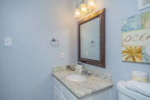 Combined shower/bathtub, hair dryer, towels