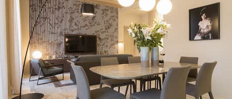 Appartement Ville | Aire de séjour | Téléviseur de 30 po avec télévision numérique