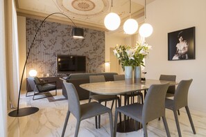 Appartement Ville | Coin séjour | Télévision de 30 pouces avec chaînes numériques