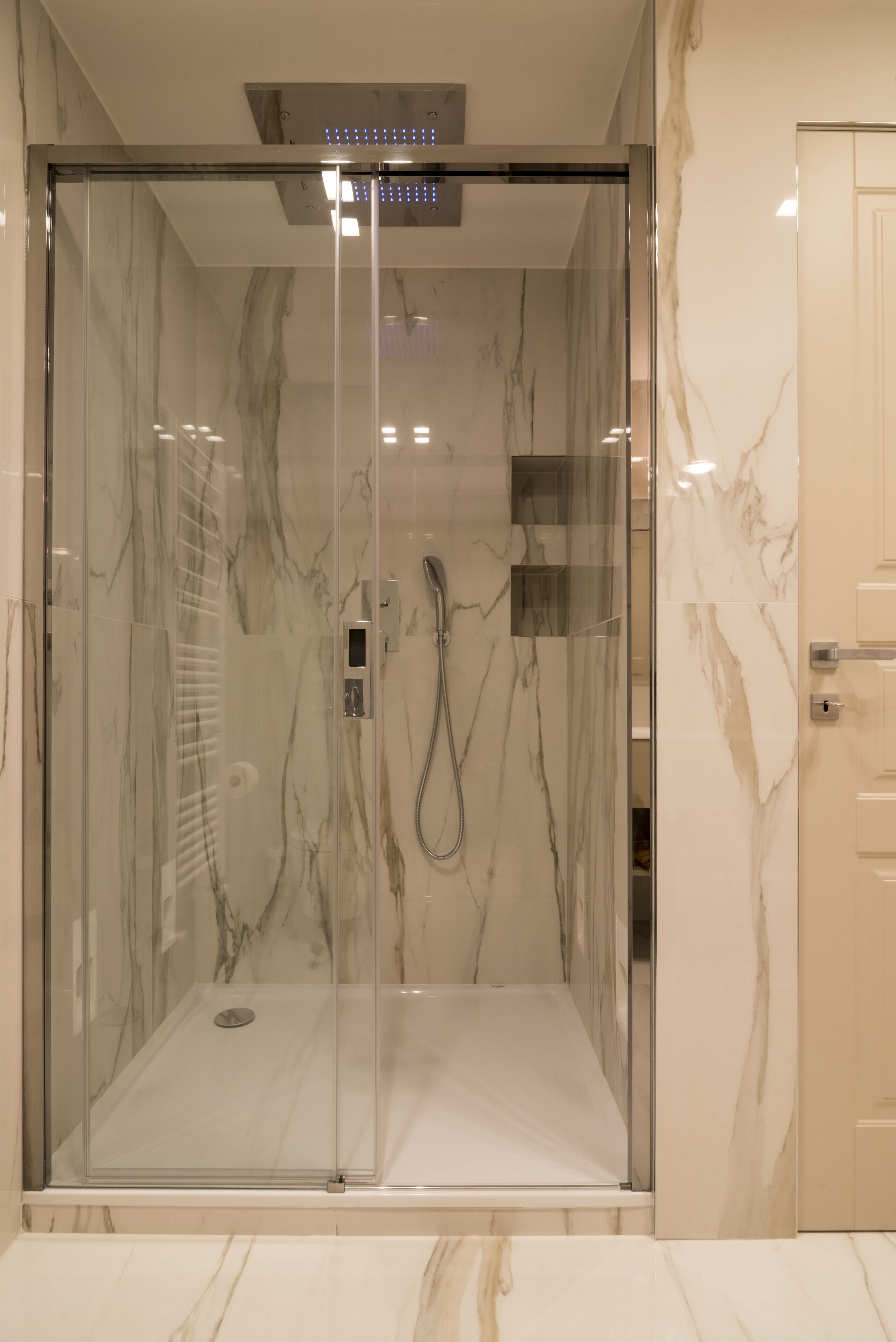 Apartamento City | Baño | Ducha, artículos de higiene personal gratuitos, bidé y toallas