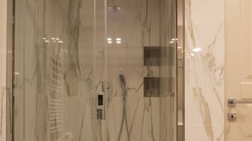 Apartamento City | Baño | Ducha, artículos de higiene personal gratuitos, bidé y toallas