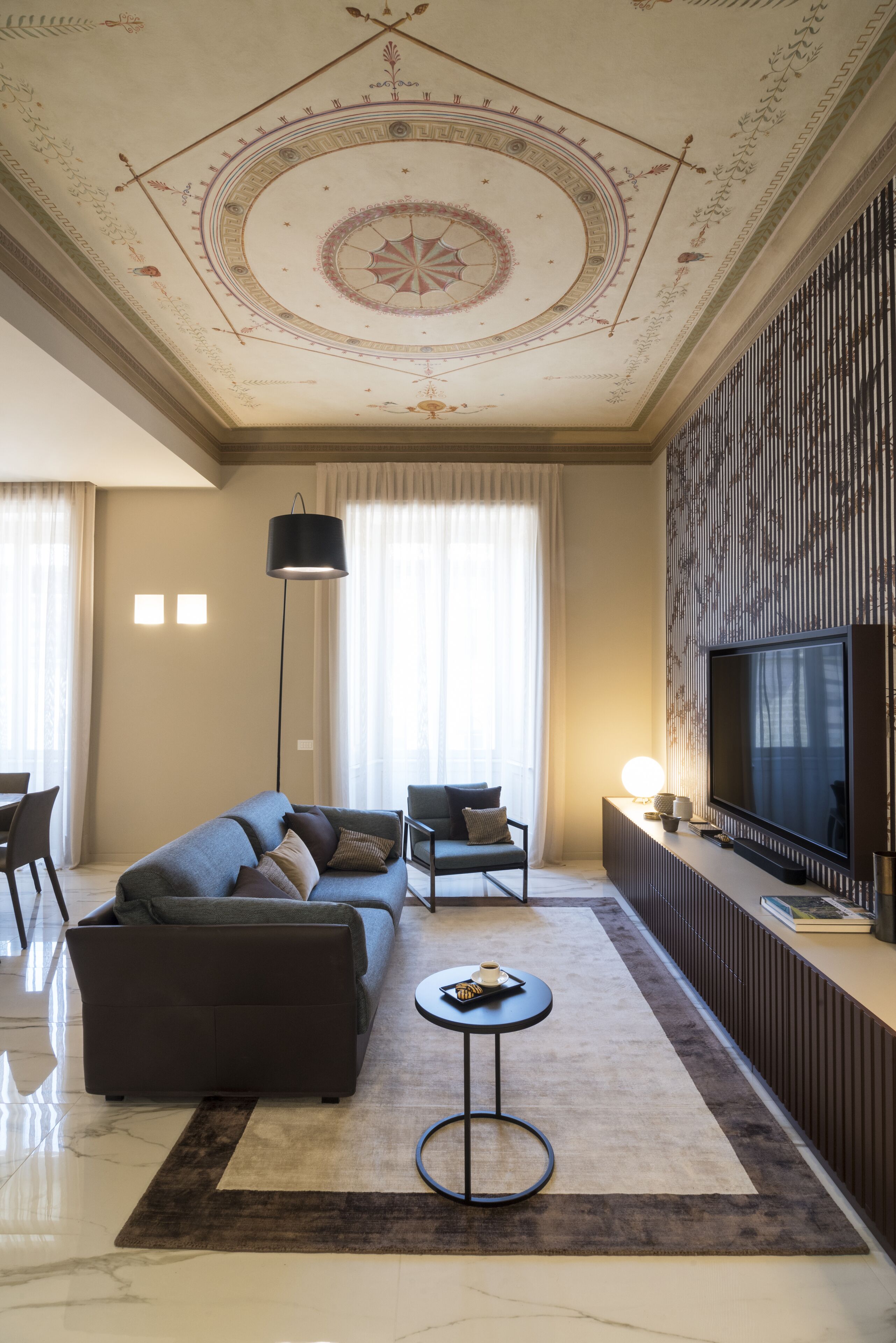 Departamento urbano | Área de sala de estar | Televisión de 30 pulgadas con canales digitales 