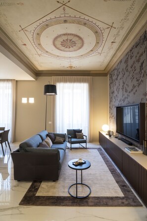 Apartamento urbano | Área de estar | TV 30 polegadas com canais digitais