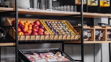 Un mostrador de petitdejuni amb fruites, condiments i productes envasellats.