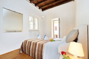 2 sovrum, skrivbord, strykjärn/strykbräda och resesäng