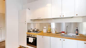 Frigorifero, microonde, forno, piano cottura