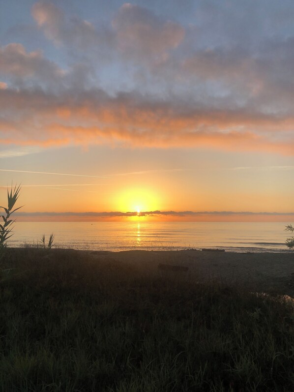 På stranden